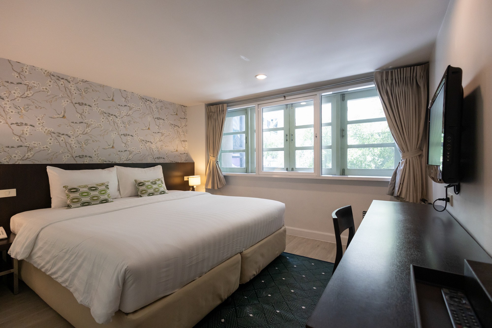 Standard Room with Bathtub