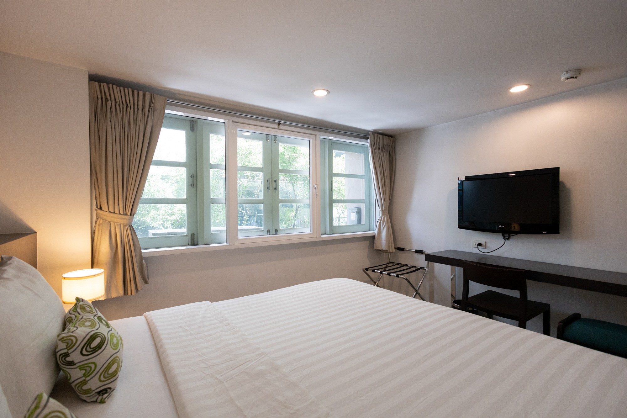 Standard Room with Bathtub