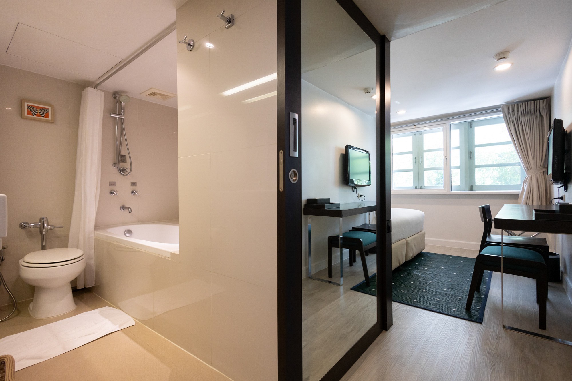 Standard Room with Bathtub